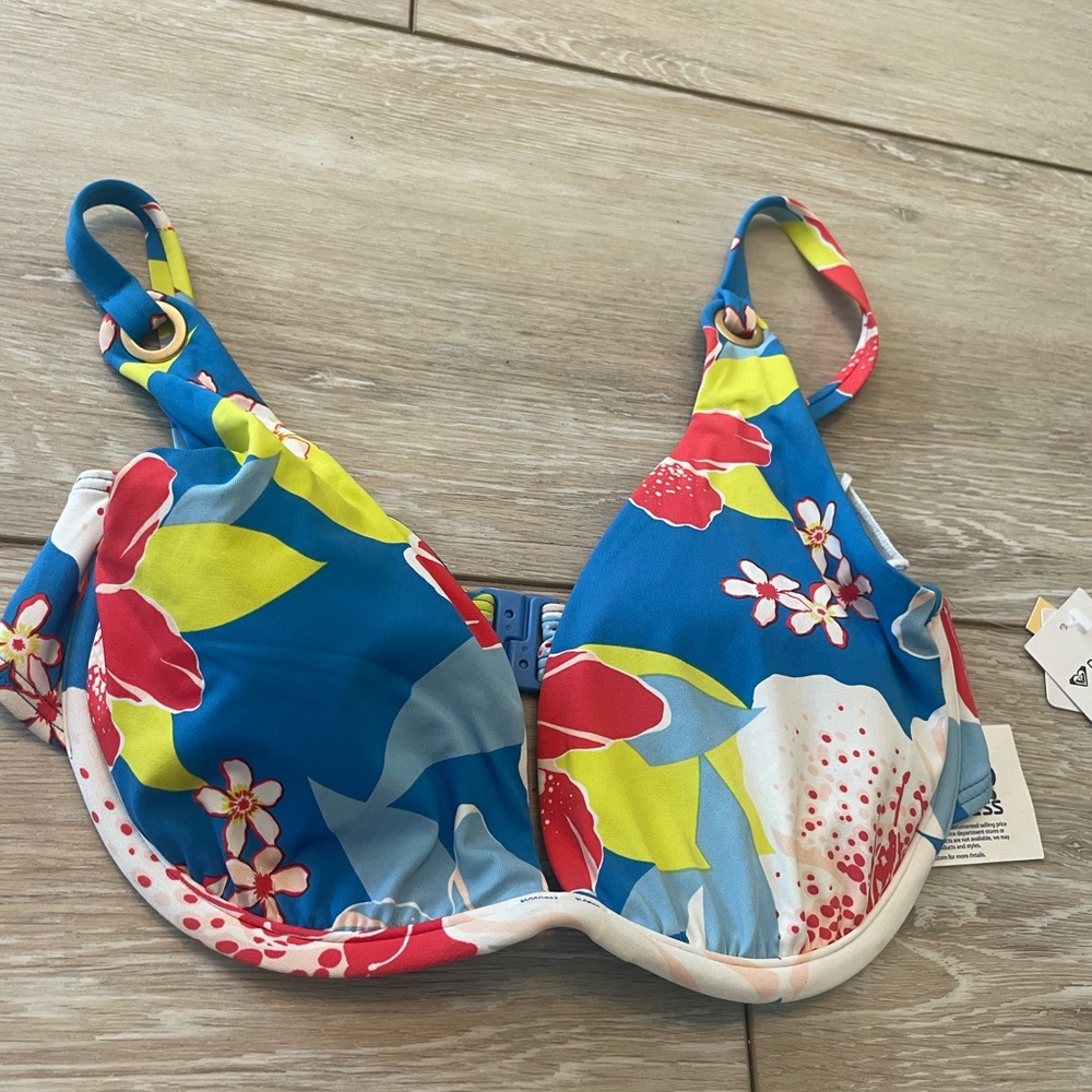 New ROXY floral bikini top.   D cup.  Cute colors. Underwire